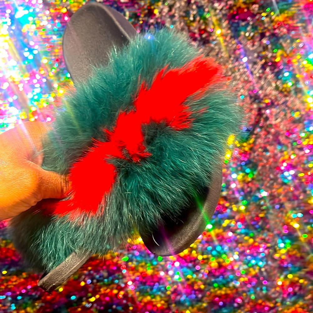 🛍️Luxurious Green and Red Fur Slides🔥